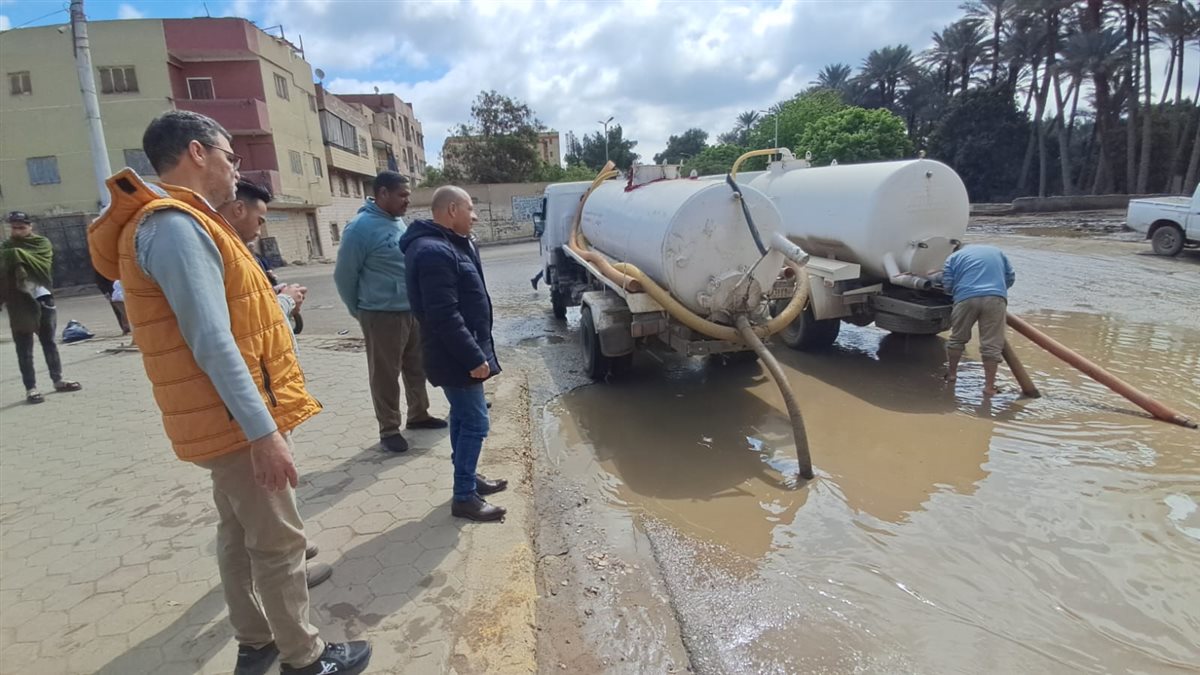 لليوم الثاني: شفط مياه الأمطار من الشوارع ورفع القمامة من مركز أبو النمرس بالجيزة