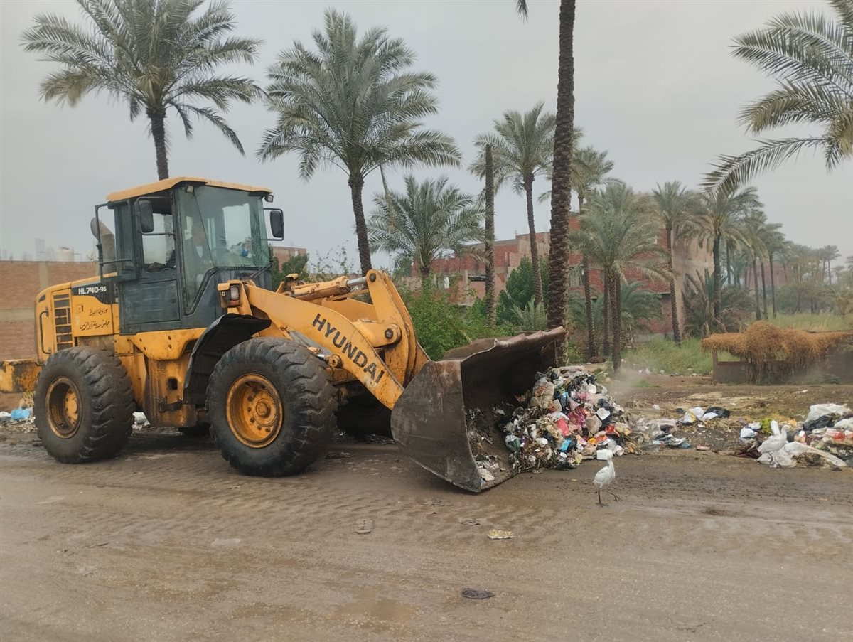 لليوم الثاني: شفط مياه الأمطار من الشوارع ورفع القمامة من مركز أبو النمرس بالجيزة