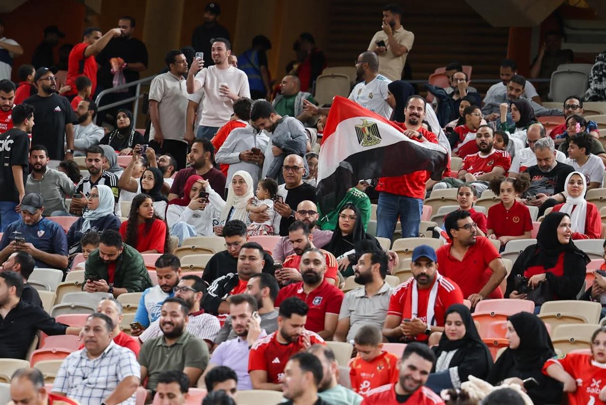 الجماهير المصرية تكتسح مدرجات ودية مصر والسعودية بأرقام قياسية.