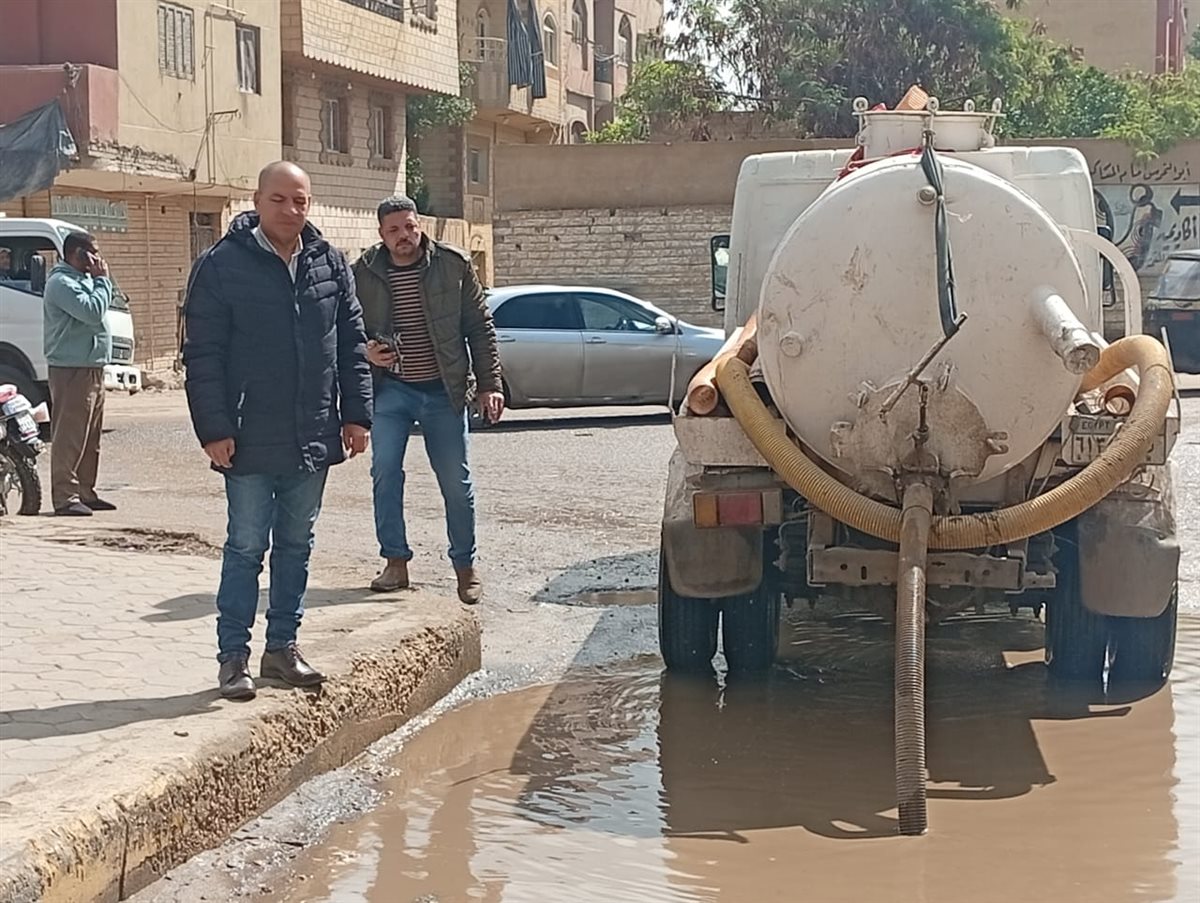 لليوم الثاني: شفط مياه الأمطار من الشوارع ورفع القمامة من مركز أبو النمرس بالجيزة