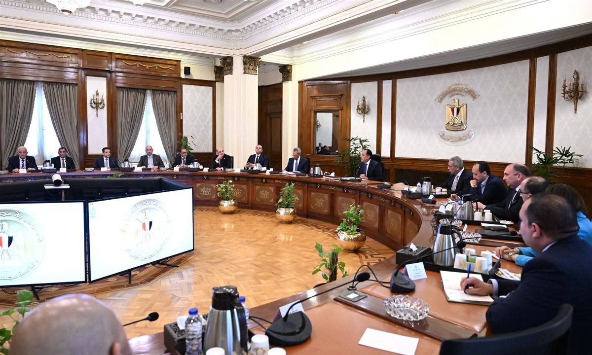 رئيس الوزراء يلتقي رؤساء الهيئات البرلمانية بمجلس النواب