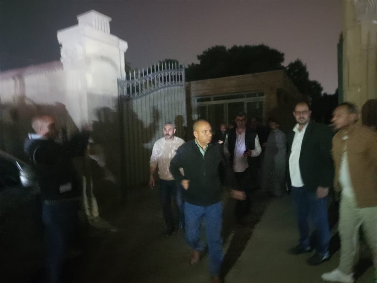 رئيس مدينة أبو النمرس بالجيزة يقود حملة مرورية لتنفيذ مواعيد الغلق المعُلن عنها