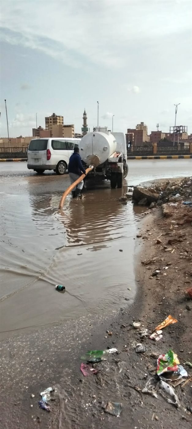 في الساعات الأولى رئيس مدينة أبو النمرس بجنوب الجيزة يقوم برفع تجمعات مياه الأمطار