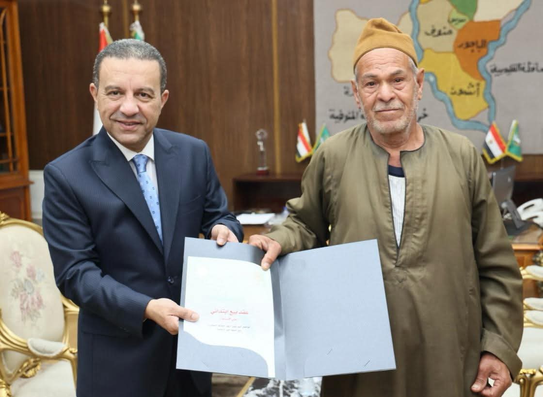محافظ المنوفية يسلّم عقود تقنين أراضي أملاك الدولة لعدد من المواطنين