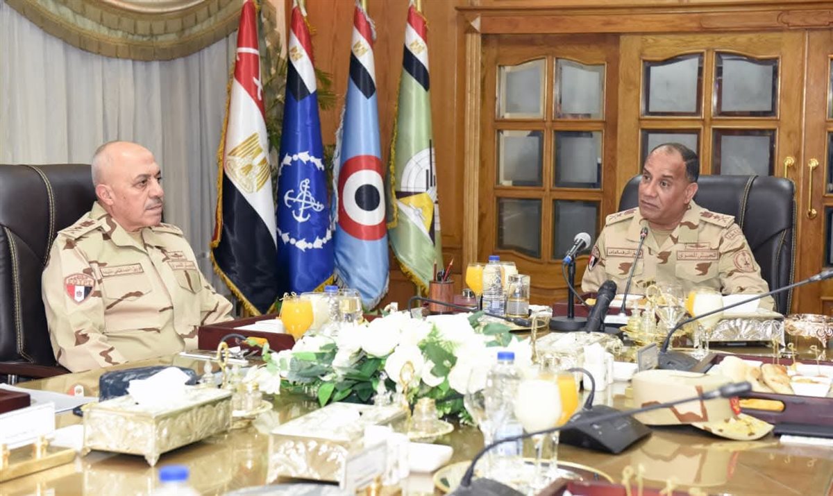 الفريق أشرف سالم زاهر القائد العام للقوات المسلحة وزير الدفاع والإنتاج الحربى يلتقى عدداً من مقاتلى الأفرع الرئيسية