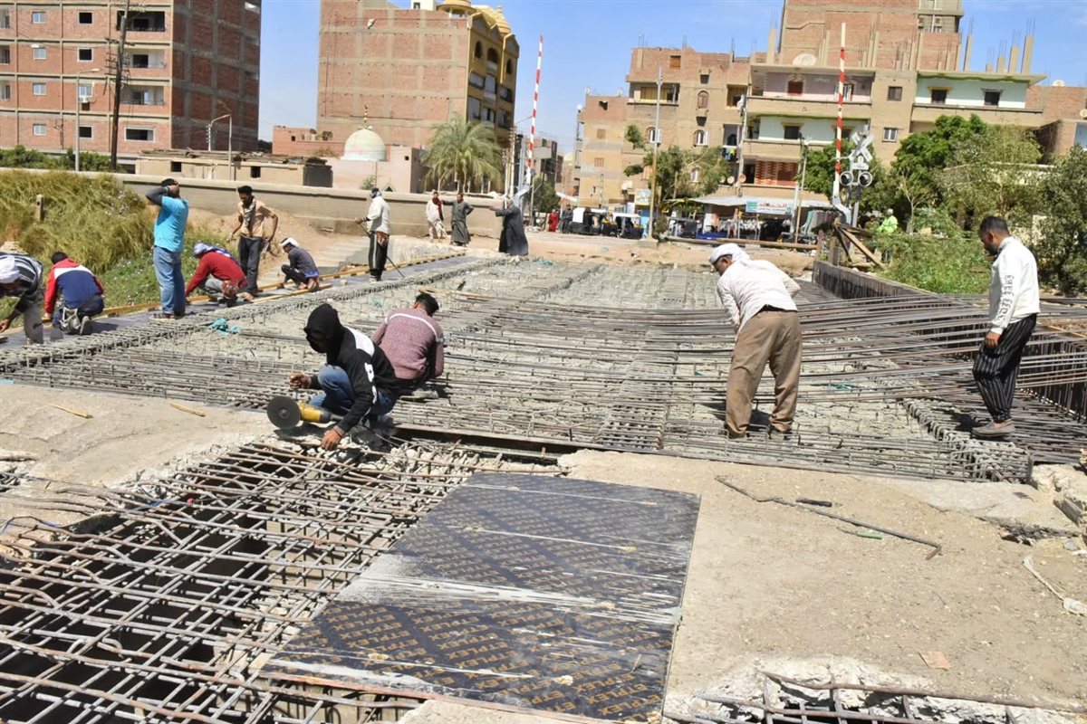 محافظ أسيوط يواصل متابعته لمعدلات تنفيذ كوبري الحواتكة بمنفلوط تمهيدًا للتشغيل الجزئي بعد الانتهاء من تركيب الكمرات والبلاطات الخرسانية