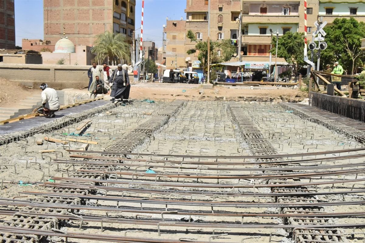 محافظ أسيوط يواصل متابعته لمعدلات تنفيذ كوبري الحواتكة بمنفلوط تمهيدًا للتشغيل الجزئي بعد الانتهاء من تركيب الكمرات والبلاطات الخرسانية