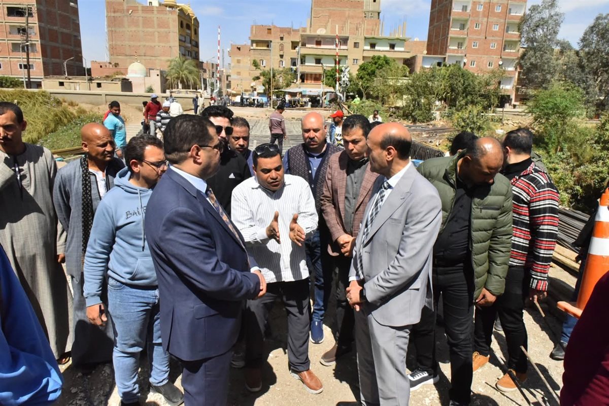 محافظ أسيوط يواصل متابعته لمعدلات تنفيذ كوبري الحواتكة بمنفلوط تمهيدًا للتشغيل الجزئي بعد الانتهاء من تركيب الكمرات والبلاطات الخرسانية