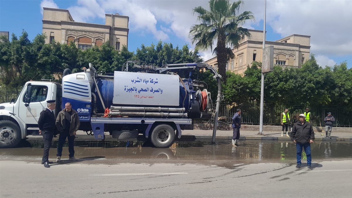 رئيس حي العجوزة..جهود مكثفة على مدار الساعة لمواجهة تجمعات الأمطار