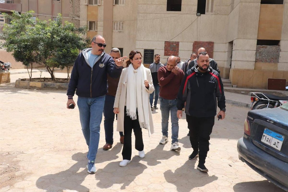 هند عبد الحليم تتابع أعمال النظافة وشفط المياه بكفر طهرمس