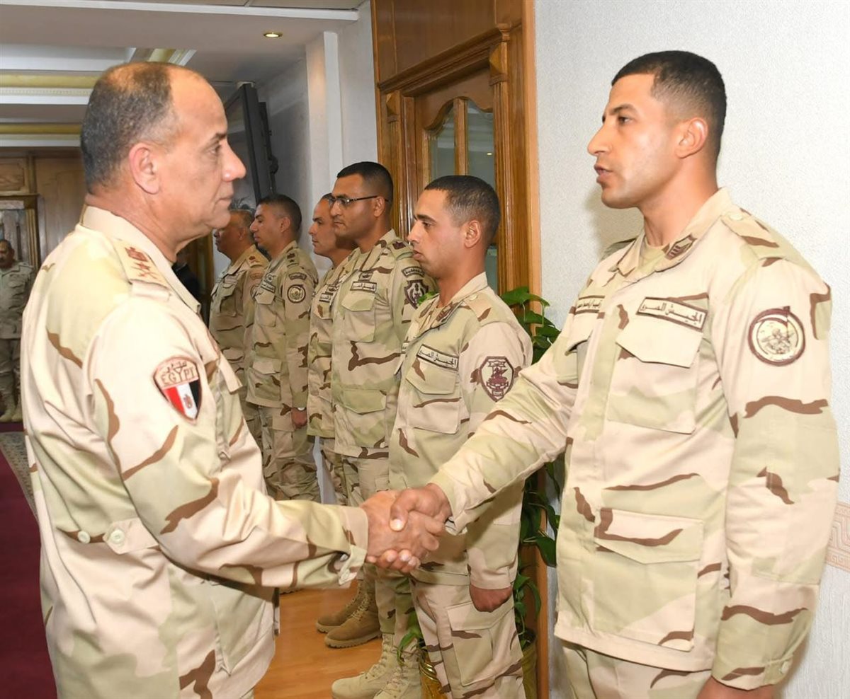 وزير الدفاع والإنتاج الحربى يلتقى عدداً من مقاتلى الجيشين الثانى والثالث الميدانيين