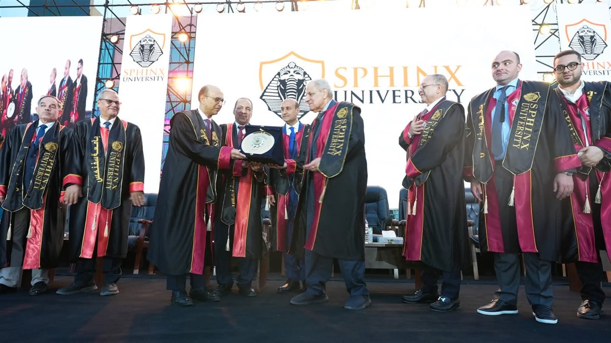 محافظ أسيوط يشهد احتفالية كبرى لتخريج أول دفعة من جامعة سفنكس ويؤكد دعم الدولة للتعليم