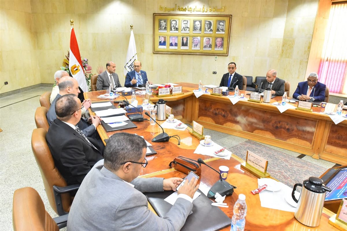 محافظ أسيوط في أول حضور لمجلس الجامعة: تعزيز الشراكة مع جامعة أسيوط لدعم التنمية.. ويشهد بدء إجراءات اختيار رئيس جديد للجامعة