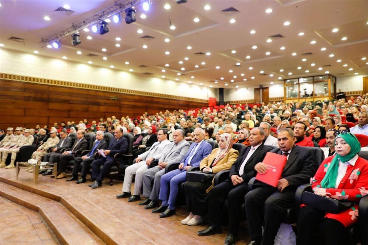 محافظ المنيا يكرم العشرة الأوائل من المعلمين ضمن فعاليات “محاكاة دولة التلاوة”
