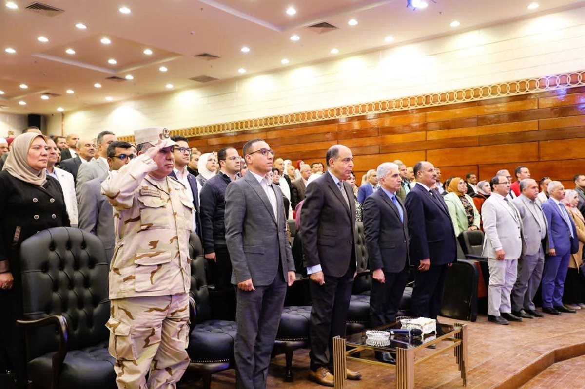 محافظ المنيا يكرم العشرة الأوائل من المعلمين ضمن فعاليات “محاكاة دولة التلاوة”