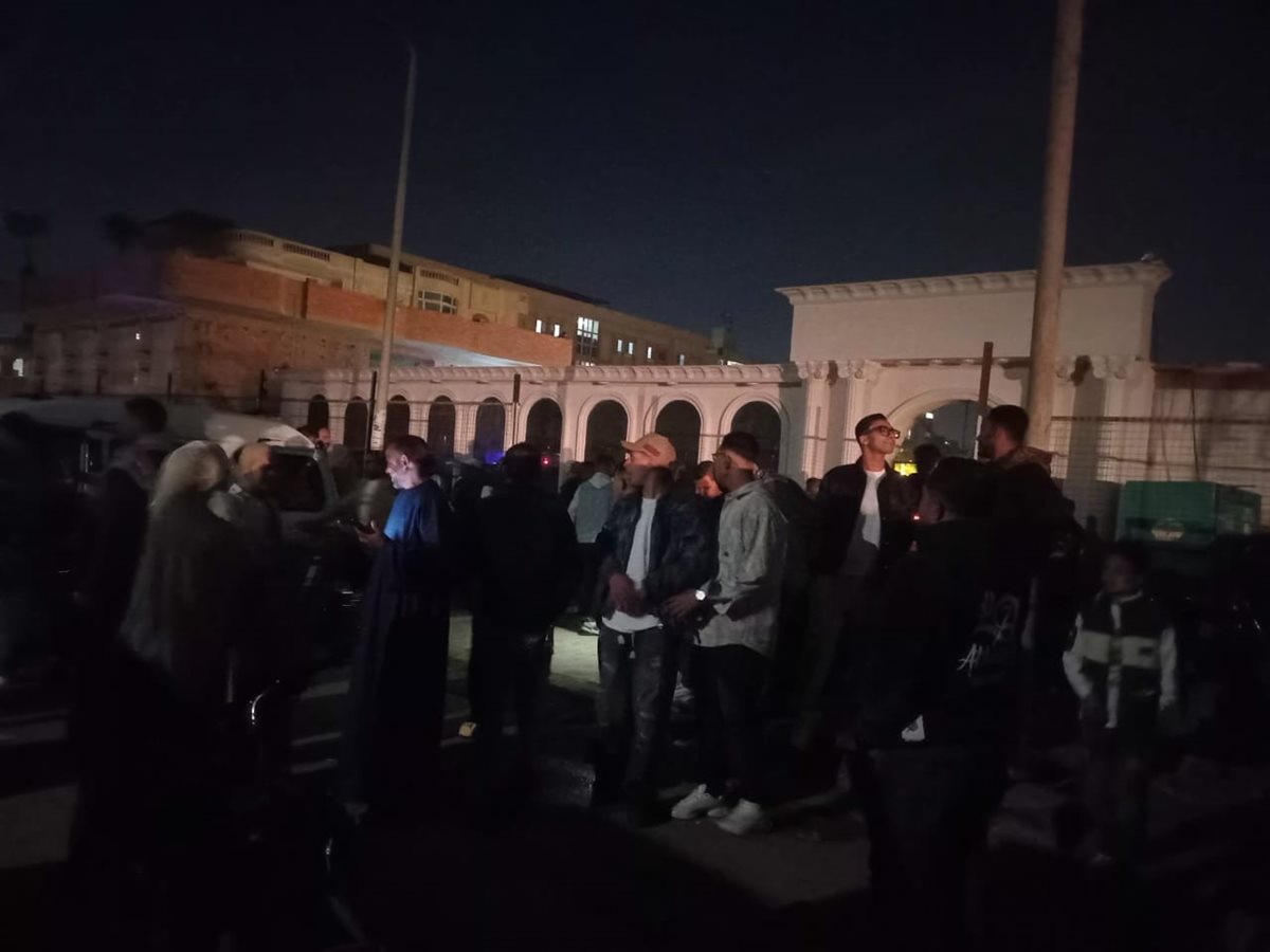 غلق المحال التجارية والكافيهات ومراكز الشباب والرياضة بأبو النمرس تنفيذًا لقرار الحكومة