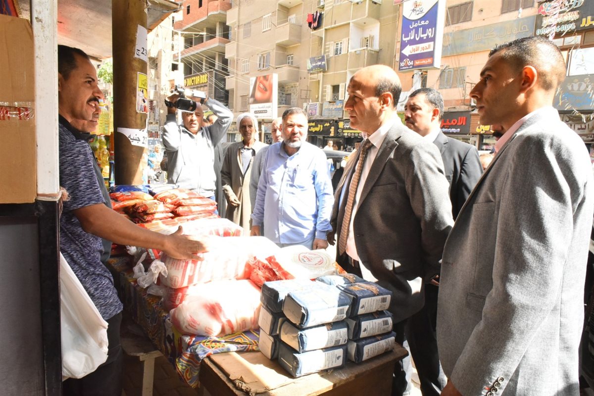 محافظ أسيوط يتفقد منفذ السلع الغذائية الدائم بالقوصية