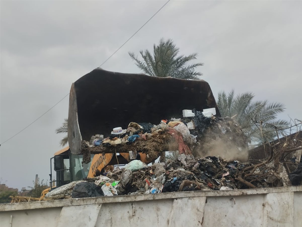 لليوم الثاني: شفط مياه الأمطار من الشوارع ورفع القمامة من مركز أبو النمرس بالجيزة