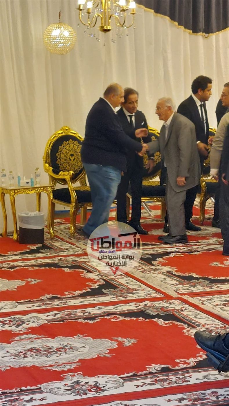 حضور رفيع المستوى: وزراء ومسؤولون سابقون وحاليون يشاركون أحمد عز أحزانه بمسجد عمر مكرم