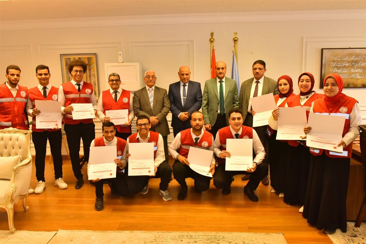 محافظ أسيوط يكرم متطوعي الهلال الأحمر تقديراً لجهودهم في دعم العمل الإنساني وإدارة الأزمات