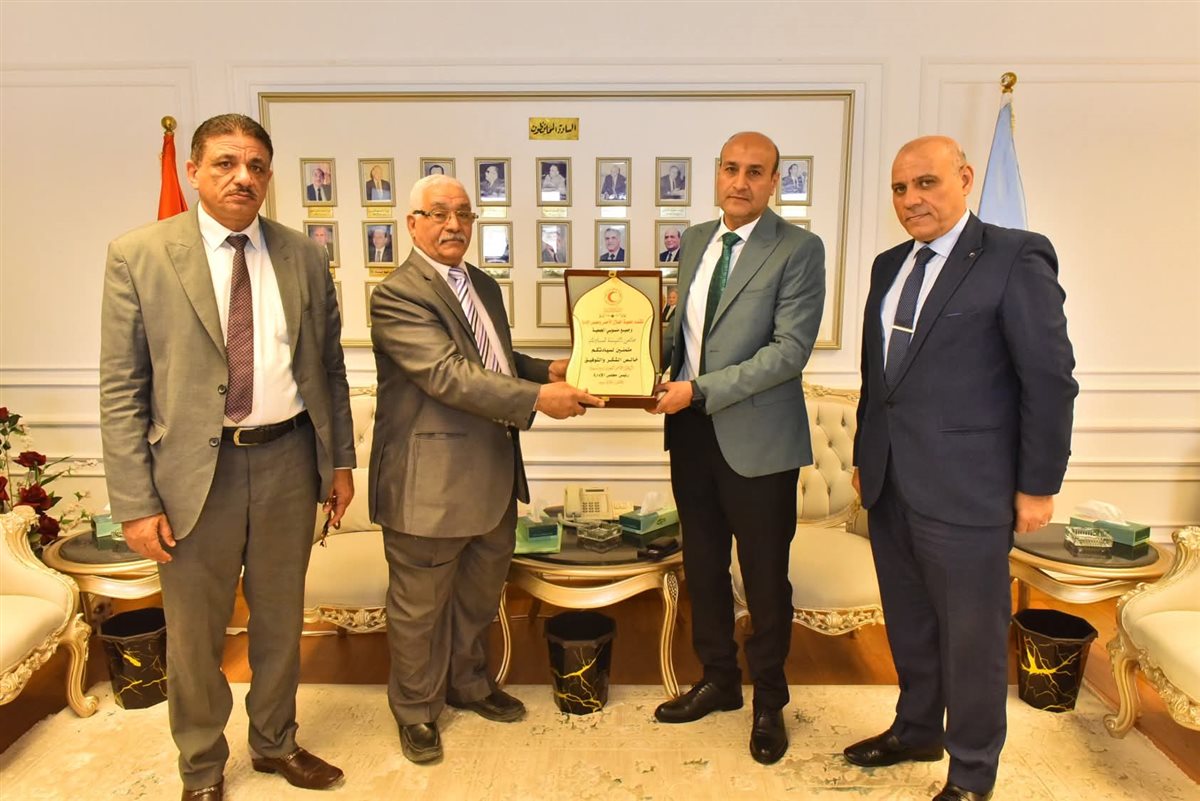 محافظ أسيوط يكرم متطوعي الهلال الأحمر تقديراً لجهودهم في دعم العمل الإنساني وإدارة الأزمات