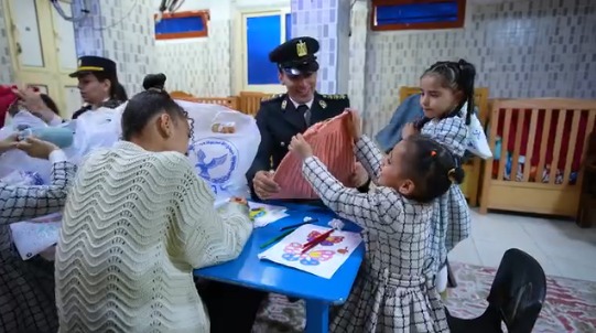 جانب من احتفالات <strong>وزارة الداخلية</strong> بالأطفال الأيتام وتوزيع الهدايا عليهم