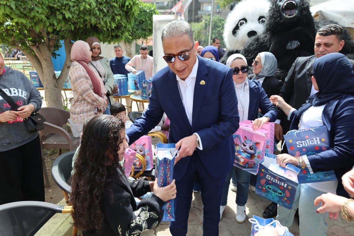 توزيع الهدايا على الأطفال .. لحظات إنسانية خلال احتفالات <strong>يوم اليتيم بمشاركة محافظ الجيزة</strong>