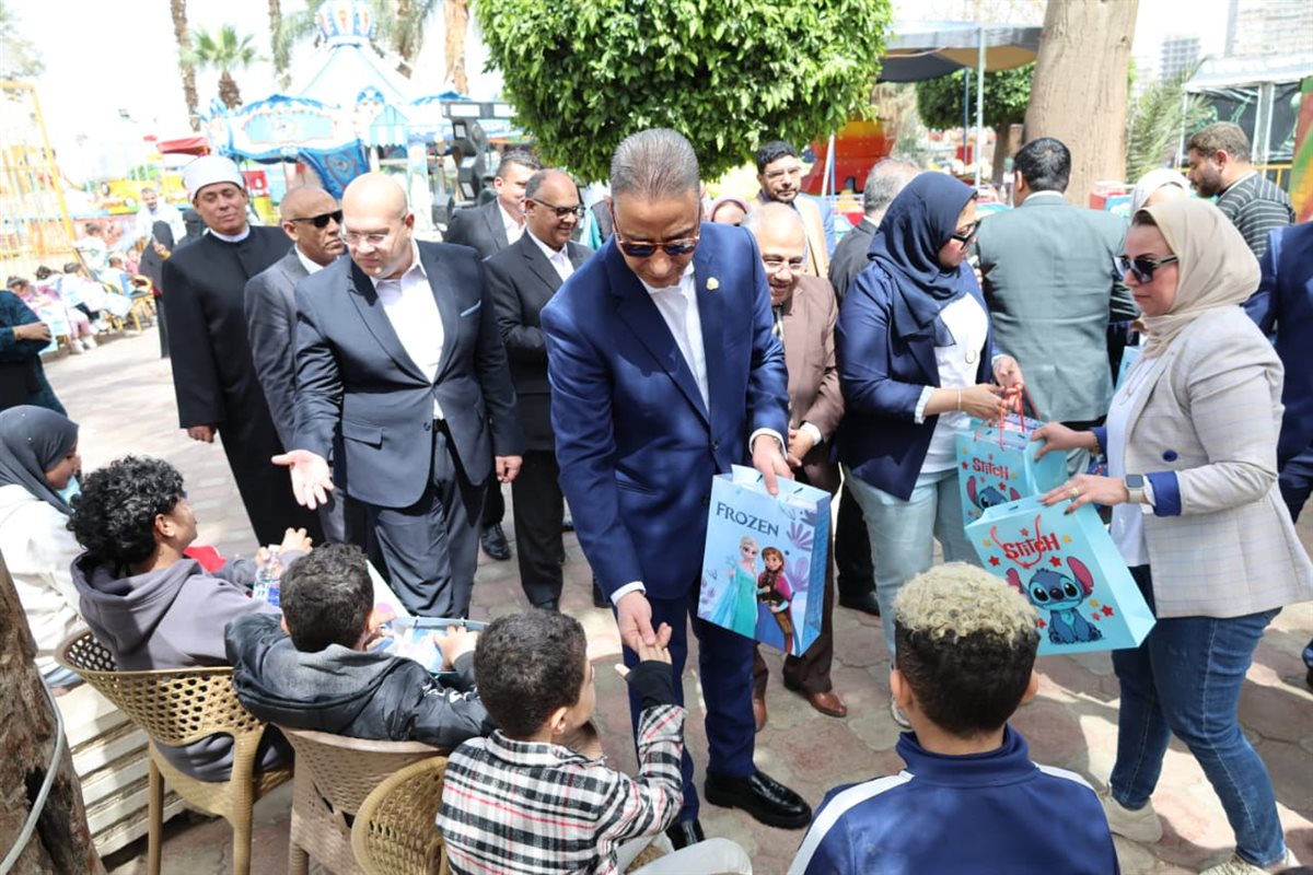 ابتسامات الأطفال تملأ المكان خلال احتفال <strong>يوم اليتيم</strong> بحضور محافظ الجيزة