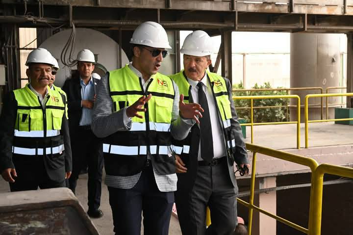 محافظ السويس المهندس خالد هاشم وزير الصناعة في زيارته للسويس لتفقد عدد من المصانع المتخصصة في الحديد والصلب
