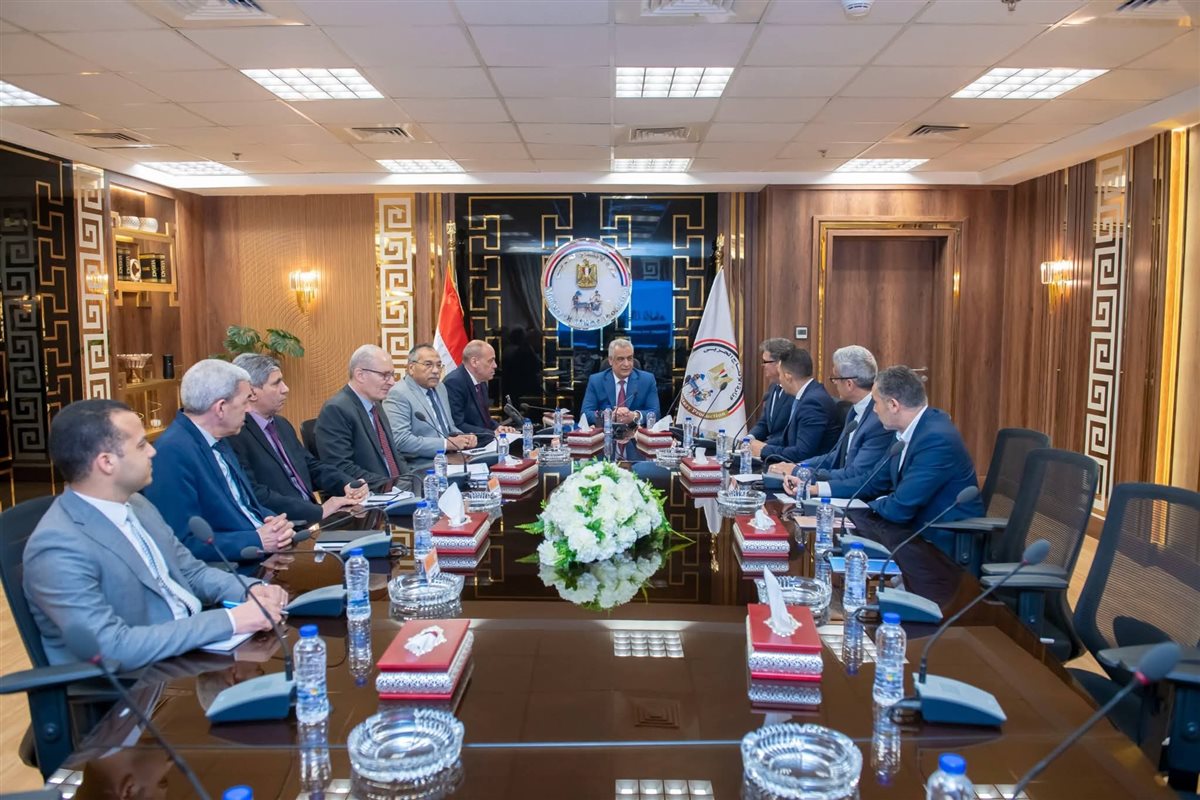 وزير الدولة للإنتاج الحربي يبحث مع رئيس مجلس إدارة شركة “يونغ-هانز” (الفرنسية- الألمانية) وشركة 