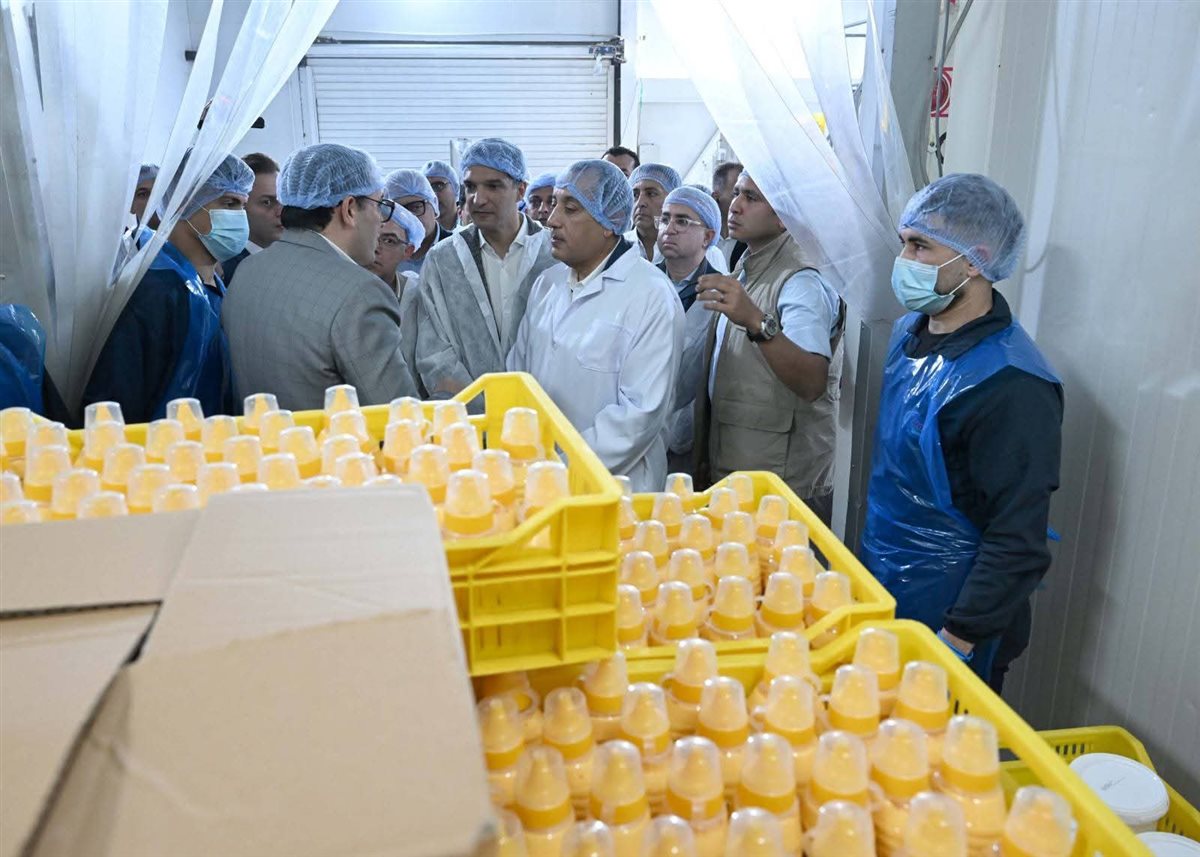 رئيس الوزراء يتفقد مصنع
