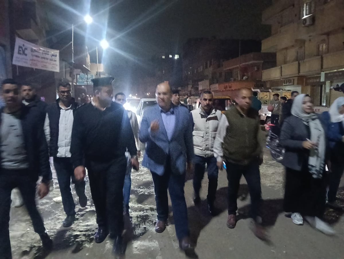 نائب محافظ الجيزة يقود جولة مفاجئة بأبو النمرس لمتابعة الالتزام بمواعيد غلق المحال وترشيد الكهرباء