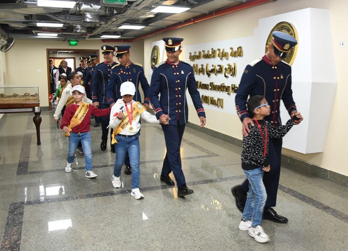 بالفرحة و الهدايا … القوات المسلحة تشارك أطفال مصر الإحتفال بيوم اليتيم