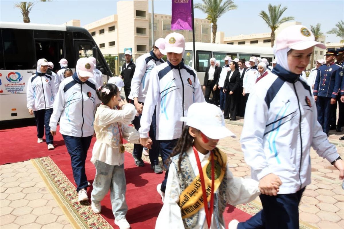 بالفرحة و الهدايا … القوات المسلحة تشارك أطفال مصر الإحتفال بيوم اليتيم