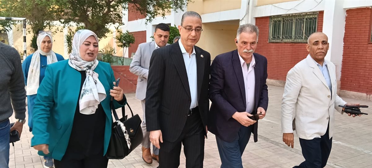محافظ الجيزة يشدد على الانضباط والنظافة خلال تفقده مدرسة غزوة تبوك بإمبابة