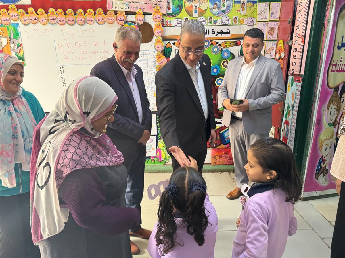 محافظ الجيزة يشدد على الانضباط والنظافة خلال تفقده مدرسة غزوة تبوك بإمبابة