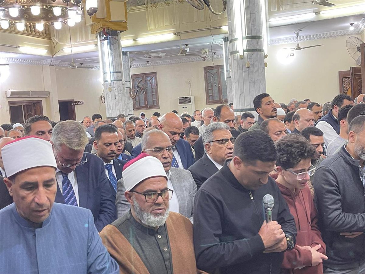 محافظ الدقهلية ووزير البترول يشاركان في صلاة الجنازة