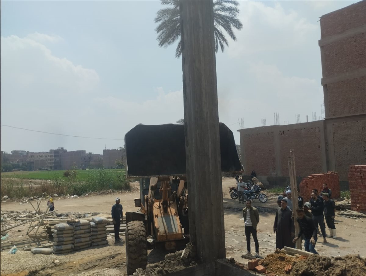 بتوجيه رئيس مدينة أبو النمرس الوحدة المحلية بالمنوات تقوم بإزالات البناء المخالف