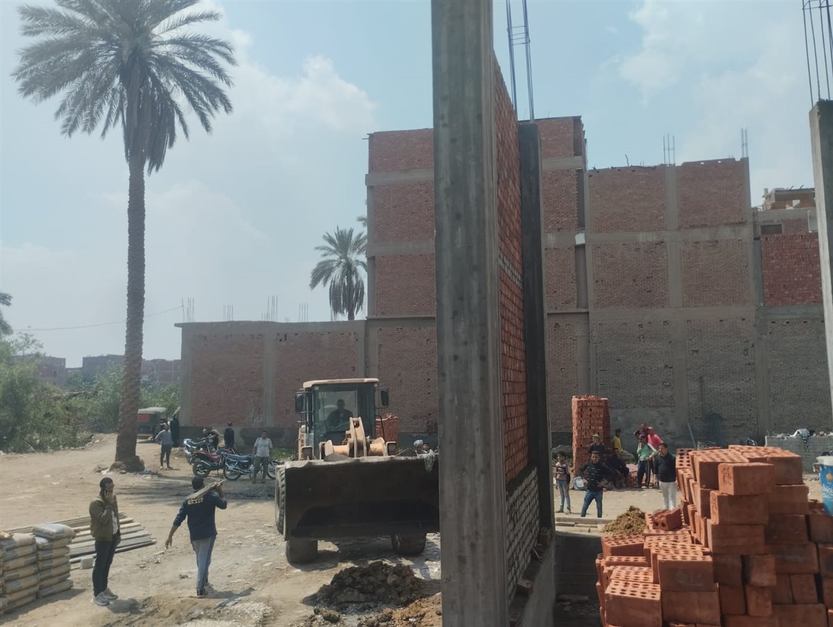بتوجيه رئيس مدينة أبو النمرس الوحدة المحلية بالمنوات تقوم بإزالات البناء المخالف