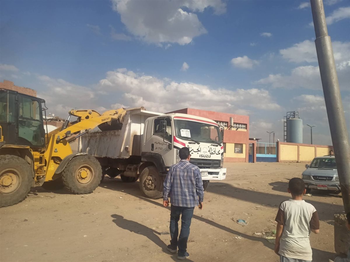 رئيس مدينة البدرشين بجنوب الجيزة يوجه برفع القمامة من جميع نقاط قرى المركز