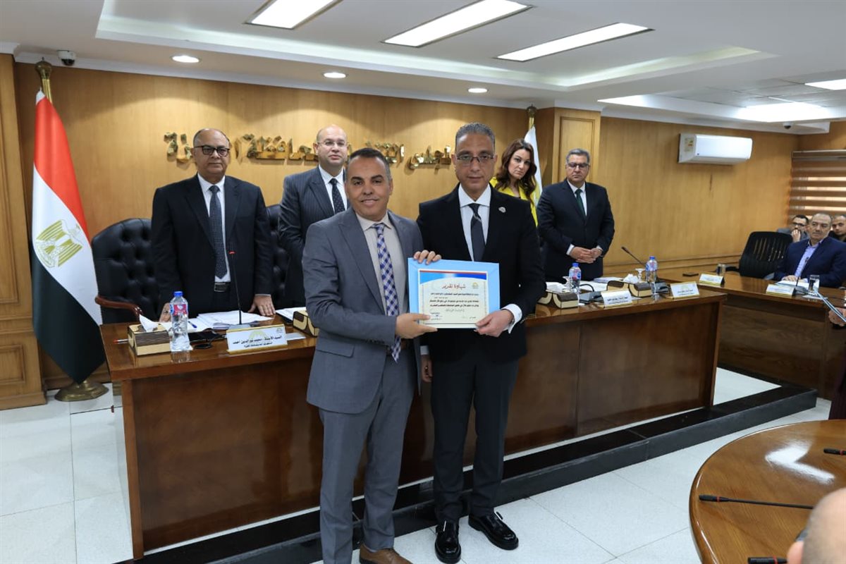 تكريم قيادات المرافق بالجيزة لجهودهم في مواجهة الطقس السيئ ورفع مياه الأمطار