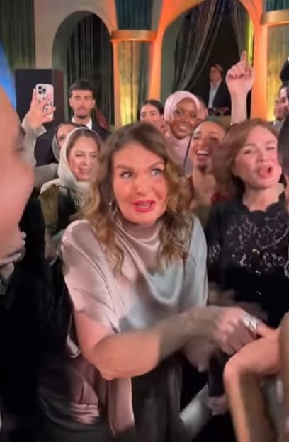 يسرا تخطف الأنظار في أحدث ظهور لها في فرح ابنة صديقتها