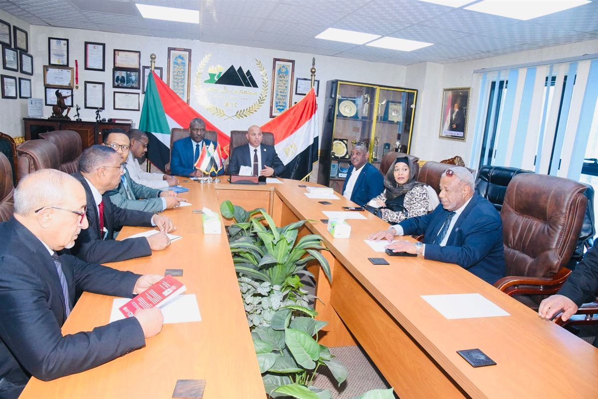 وفد سوداني بمجمع عمال مصر لبحث التعاون في إعادة الإعمار.