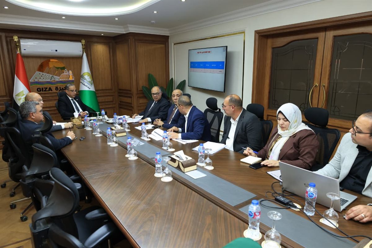 محافظ الجيزة يترأس اجتماعًا لبحث تحسين الخدمات والانضباط بأبو النمرس