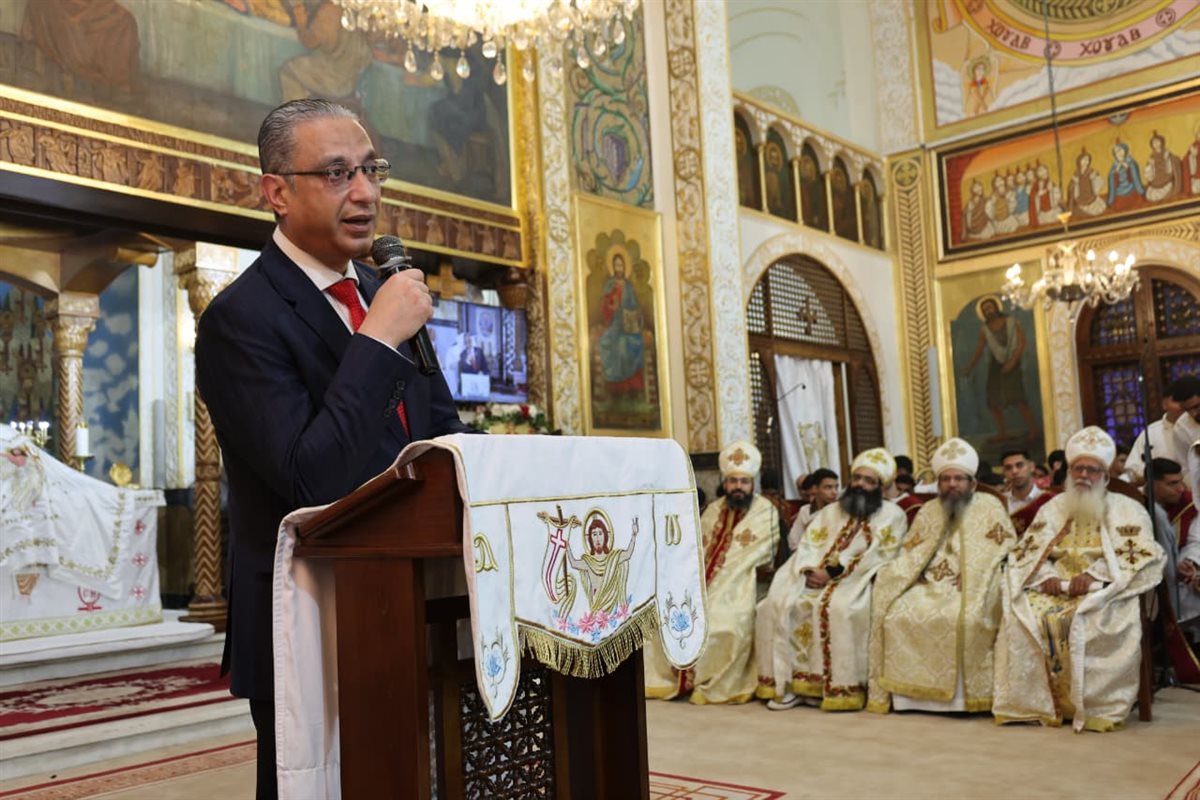 محافظ الجيزة خلال زيارة مطرانية الجيزة لتقديم التهنئة بعيد القيامة