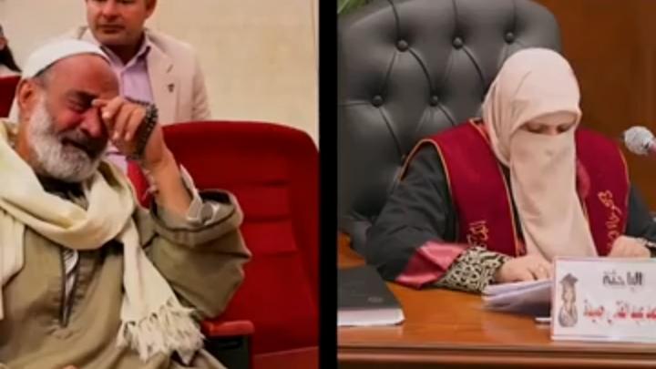 والد الطالبة أثناء حضوره مناقشة الدكتوراه وملامح الفخر والفرحة