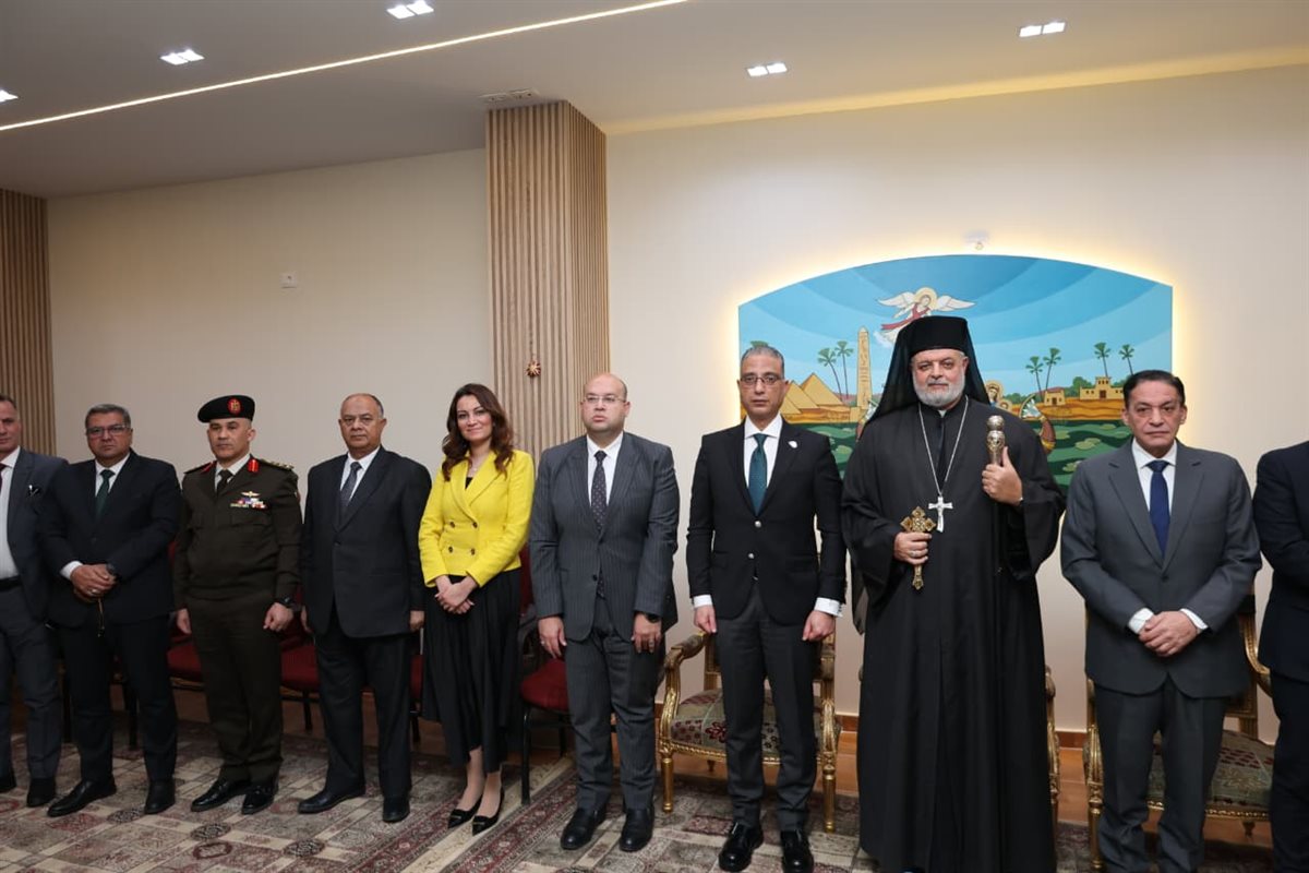 قيادات تنفيذية خلال مشاركة محافظ الجيزة احتفالات عيد القيامة