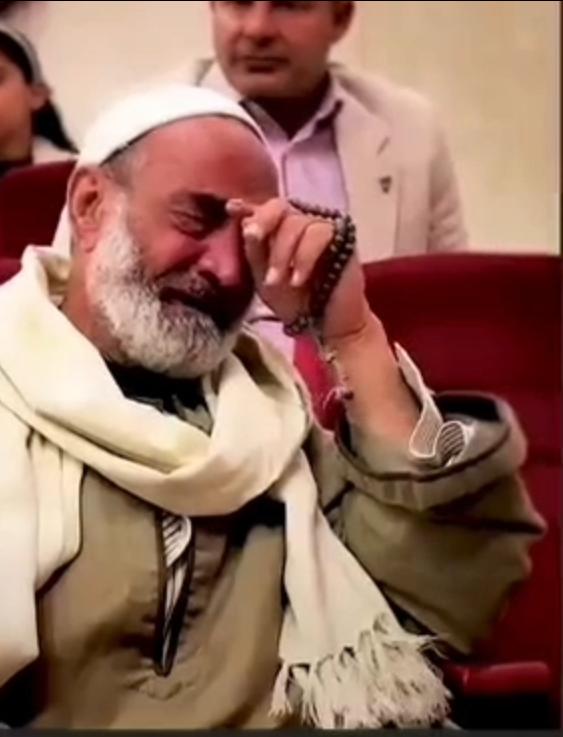 مشهد مؤثر لوالد الطالبة أثناء مناقشة رسالة الدكتوراه لابنته