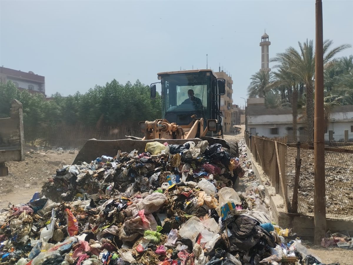 فرق العمل أثناء تنفيذ حملات النظافة ورفع المخلفات بأبو النمرس