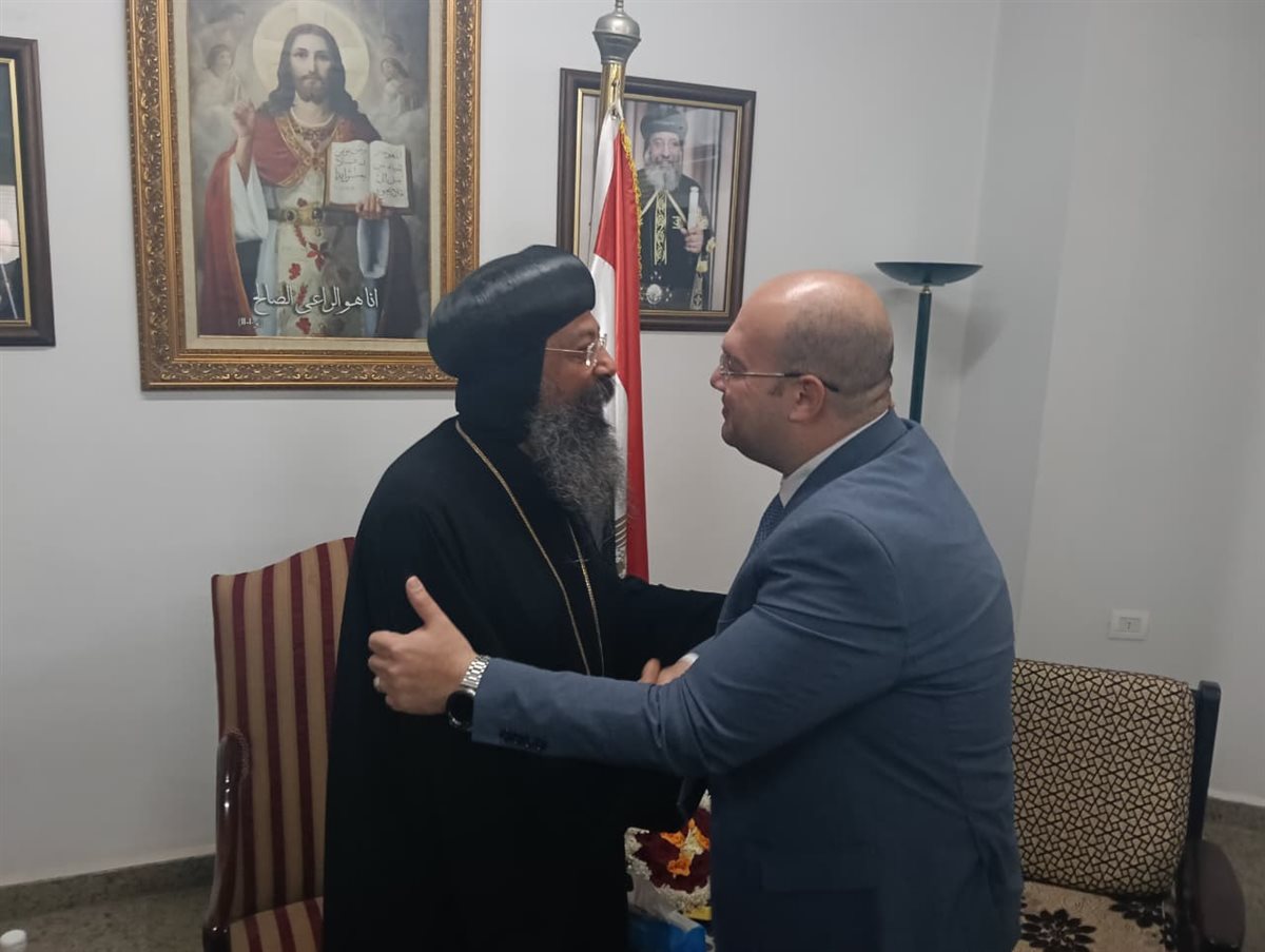 نائب محافظ الجيزة خلال زيارته مطرانية أطفيح وتهنئة الأقباط بعيد القيامة